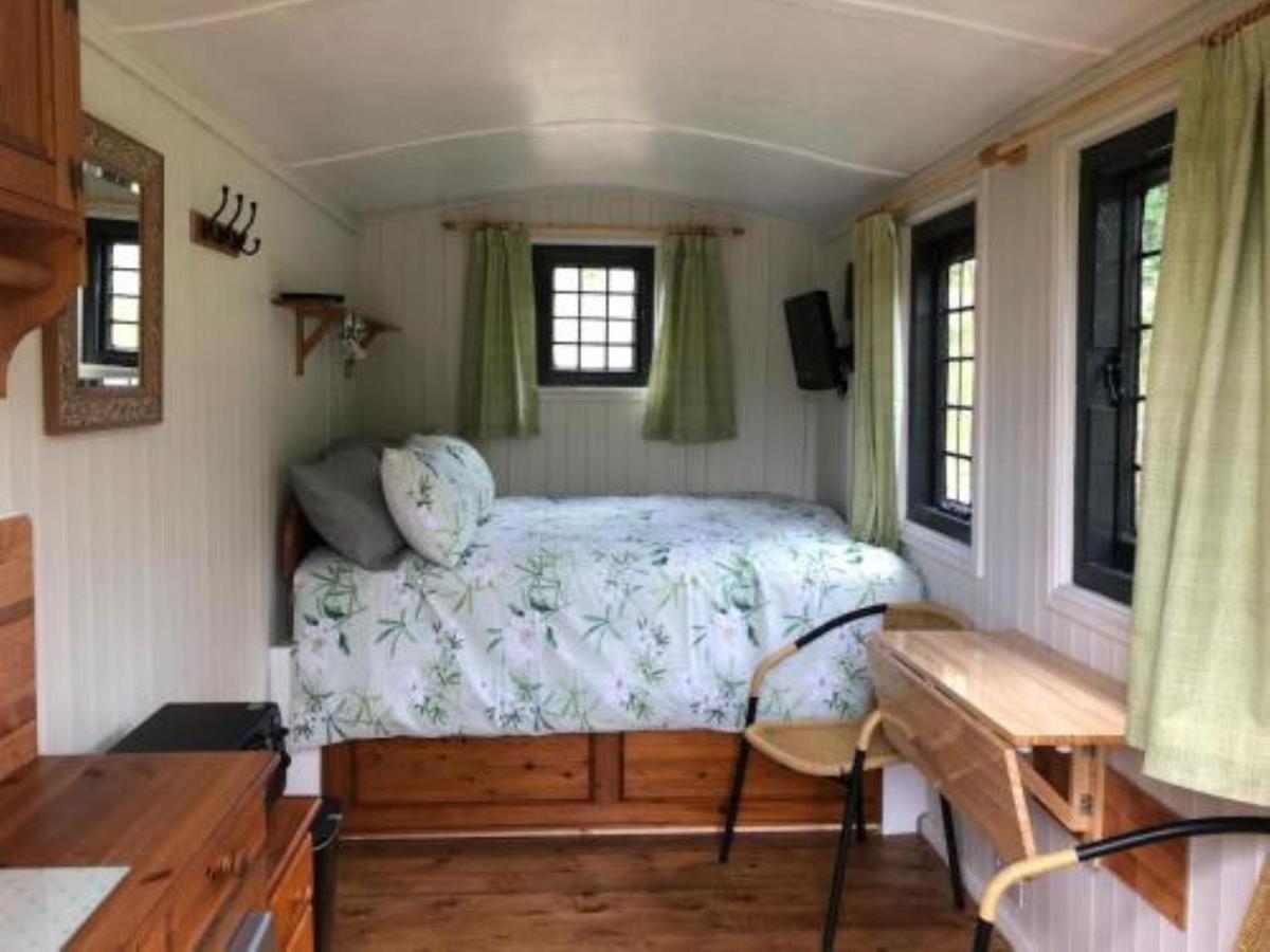 Snug & Secluded Lakeside Shepherds Hut 'Carp' Uckfield Exterior photo