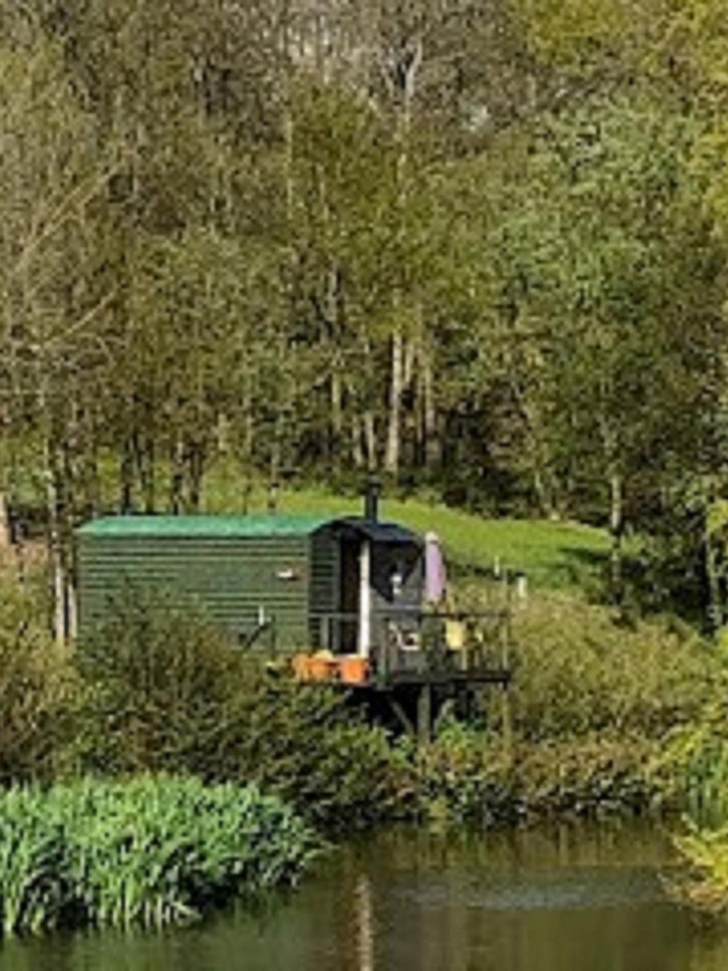 Snug & Secluded Lakeside Shepherds Hut 'Carp' Uckfield Exterior photo